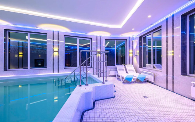 Kottedzha s baney i basseynom Private house