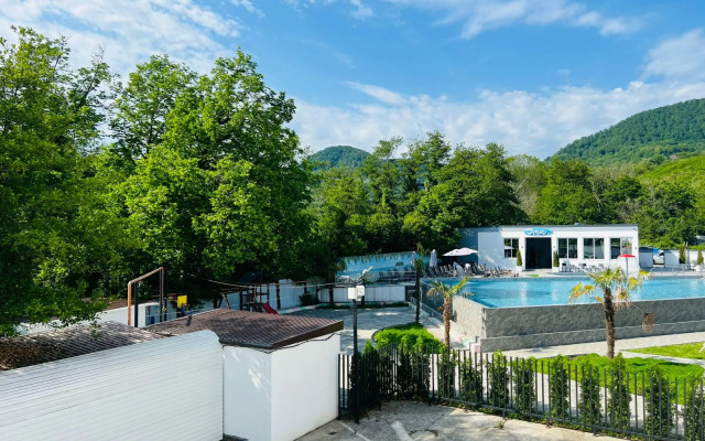 Uyutnaya Studiya S Basseynom Na Territorii Apartments