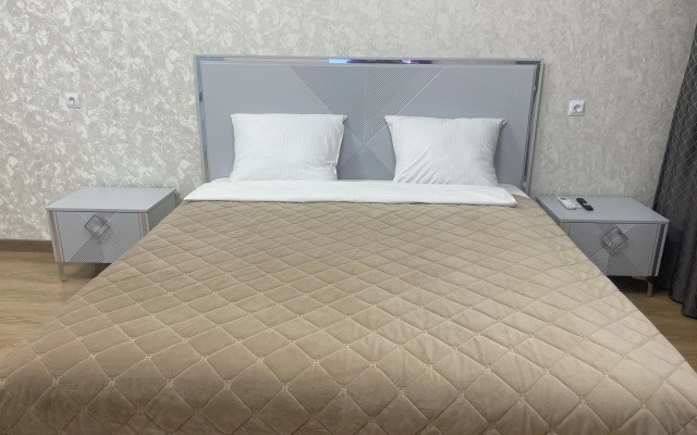 Flat Tsentralnoye Mesto Dvukhkomnatny Lyuks