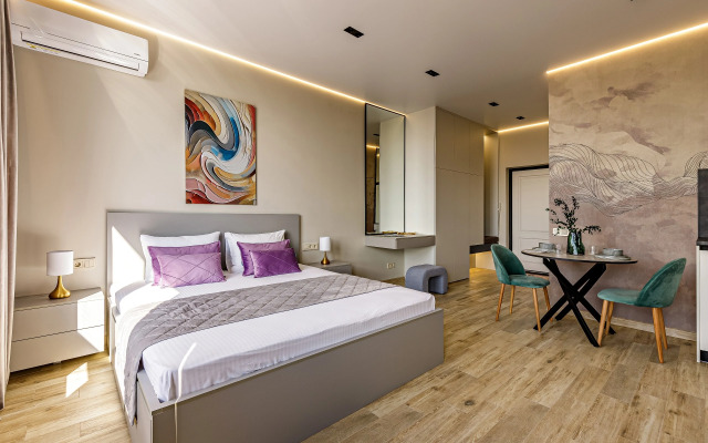 Апартаменты VIP студия с роскошной ванной у панорамного окна