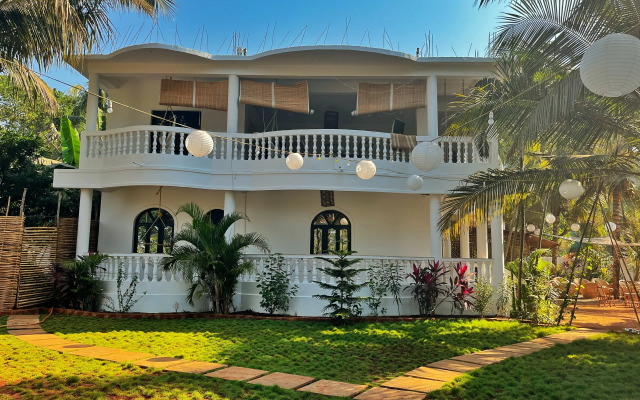 SOLS Backyard Bungalow