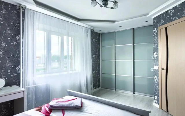 Na Prospekte Yamasheva 43 Flat