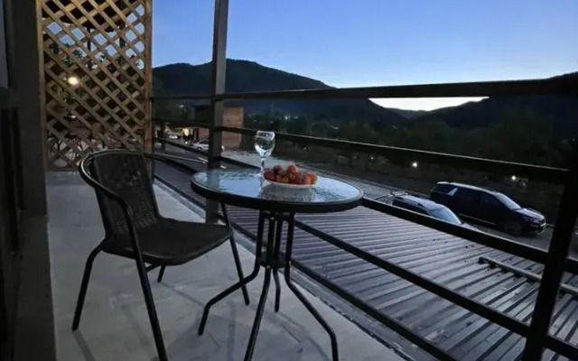 S baney, basseynom i mangalom Private house