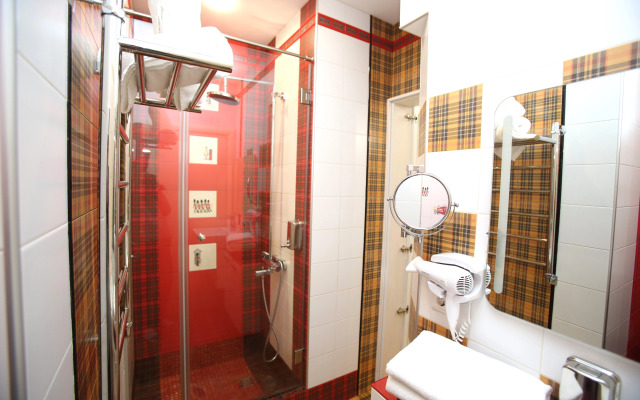 Dvukhurovnevye Nevsky 5 Apartment