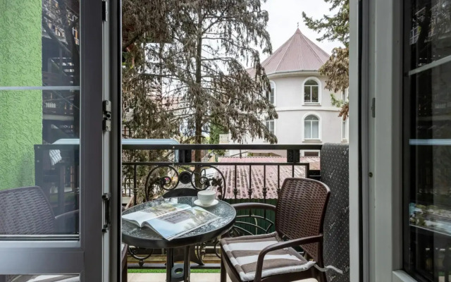 Red Apartments Art Layt Baksiya Apartments