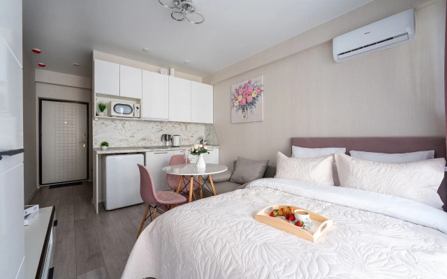 Studiya u morya s bassejnom na territorii. Karavella 112 Apartments