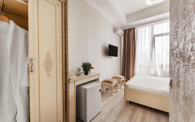 Odin Voznesenskiy Apartments