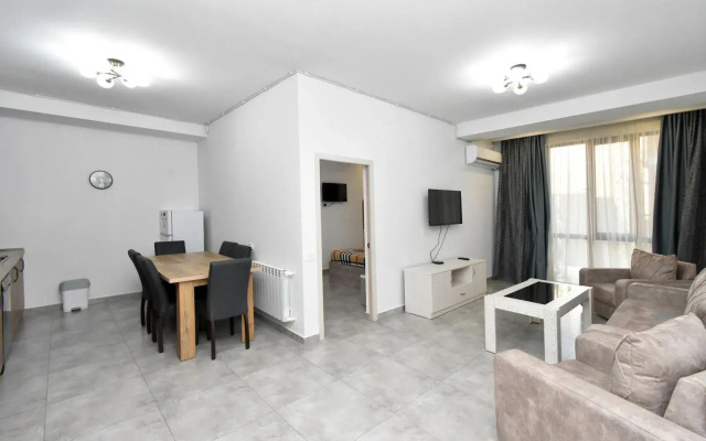 2-K v Novostroyke, Ulitsa Arama, Di412 Flat