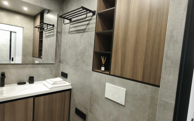 Stilnaya dvukhkomnatnaya kvartira s bolshoy terrasoy i vidom na more Flat