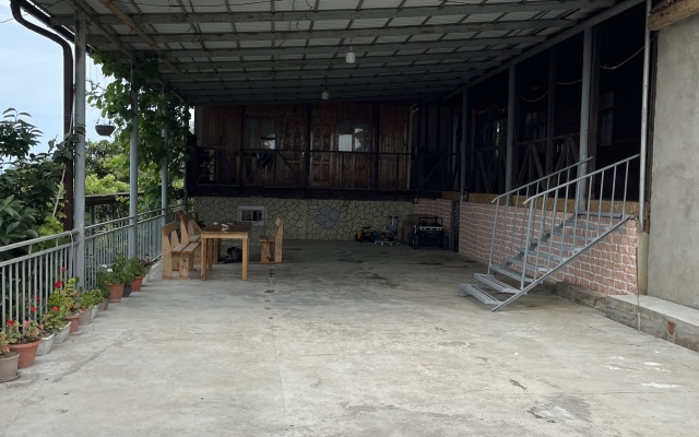 V Gostyakh U Artema I Vato Guest House