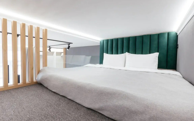 Red Grin Seil Apartments