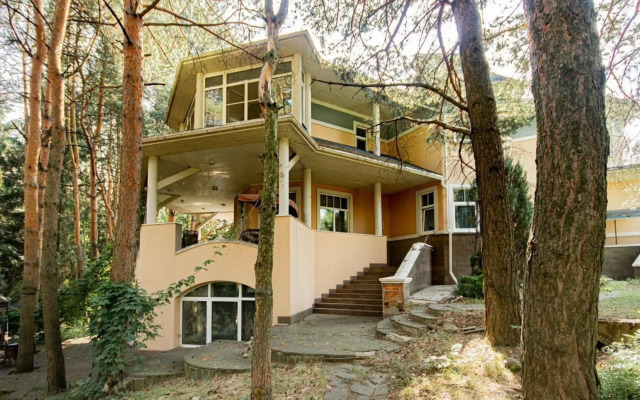 Частный дом лесной с бассейном