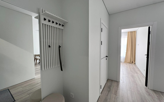 Chetyrekhmestnaya Krasivaya V Novom Rayone Divny Kvartal U Ozera Flat