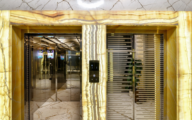 Men'K Kings Hotel