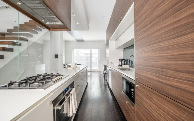 Exclusive Four-Bedroom Townhouse in Downtown Toronto Private House