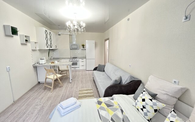 Екі жігіт қызды сиқытатын видео Сахнада Елена Беркова