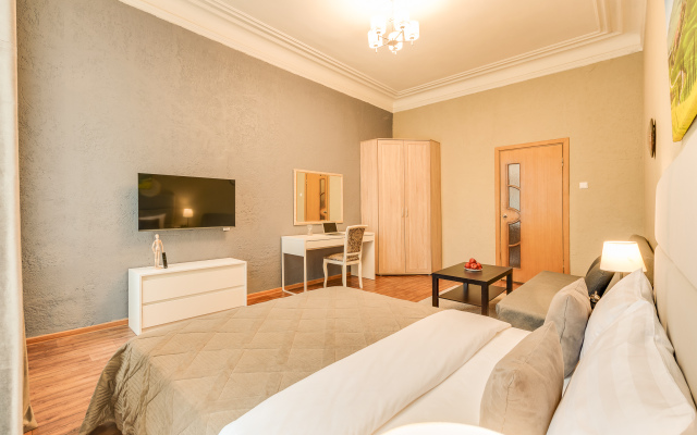 Prostornaya U Naberezhnoy Nevy Flat