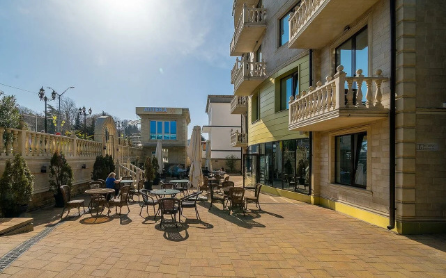 Semeinye u morya s basseinom Apartment