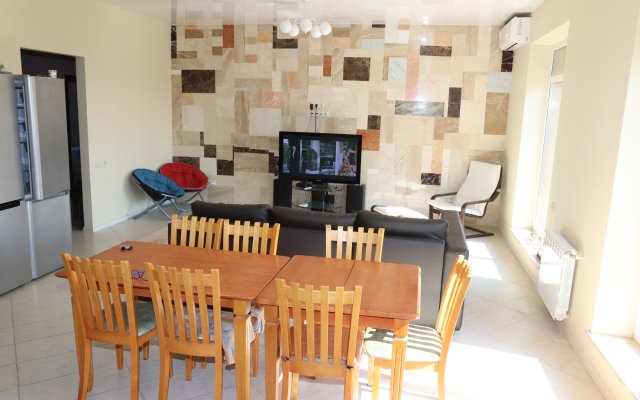 Shale Pinebrook Kruglogodichno Utopayuschiy V Zeleni S Sezonnym Basseynom Dlya Semeynogo Otdykha U Reki Don Private House