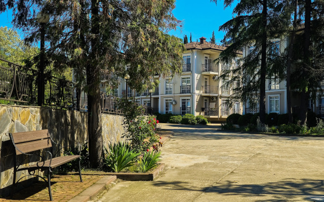 Studiya na tikhoy ulitse s krasivym fontanom vo dvore Flat