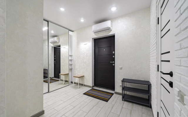 Квартира с Просторной Лоджией с Витражным Остеклением