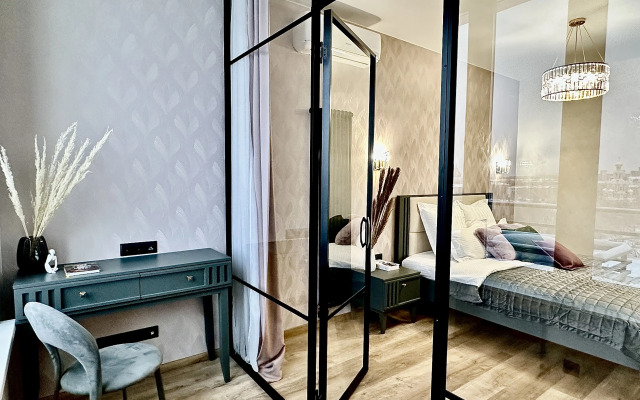 Dizaynerskiy 2-kh komnatny lyuks Flat