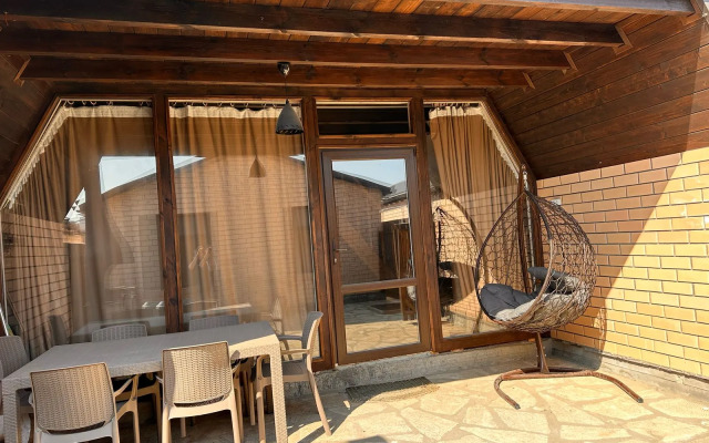 Частный дом с качелей кокон