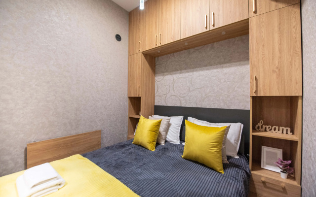 S Prostornoy Terrasoy i Vidom na Park Apartments