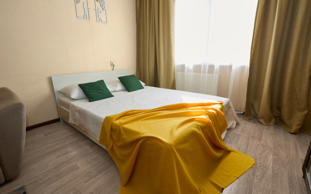 Квартира с диваном на кухне и балконом на Байбакова 2