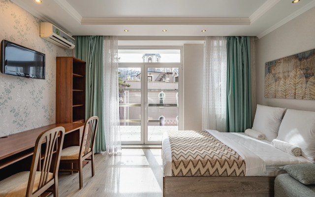 Dvukhetazhnaya S Terrasoy Otdykh U Ruchyya Flat