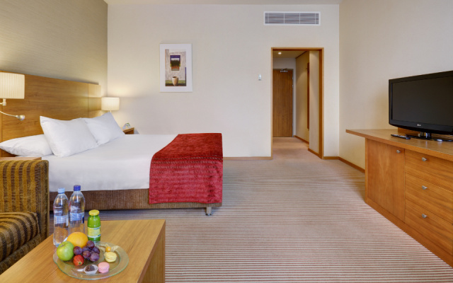 Standard room with a large double bed — фото 2