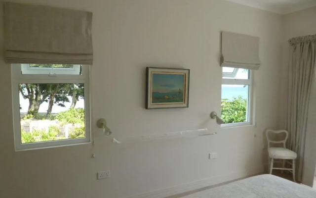 Mimi Beachfront Beau Vallon Villa