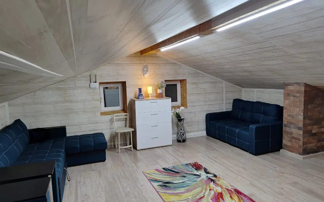 Частный дом с баней и пирсом на берегу пруда