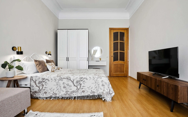 Квартира FlatStay Карповки 16| Большая видовая 4шка с камином