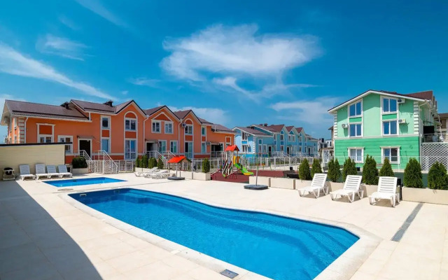 V Klubnom Komplekse s Basseynom Flat