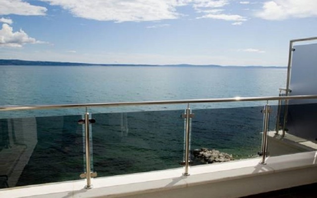 Spacious Beachfront Apartments Tanita