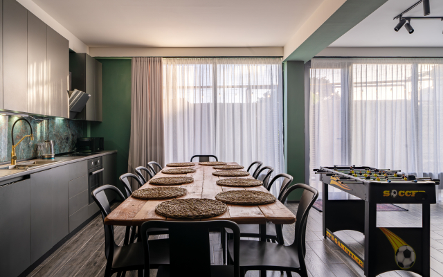 Chetyrehkomnatniye Niabi S Bilyyardom I Kinoteatrom Apartments