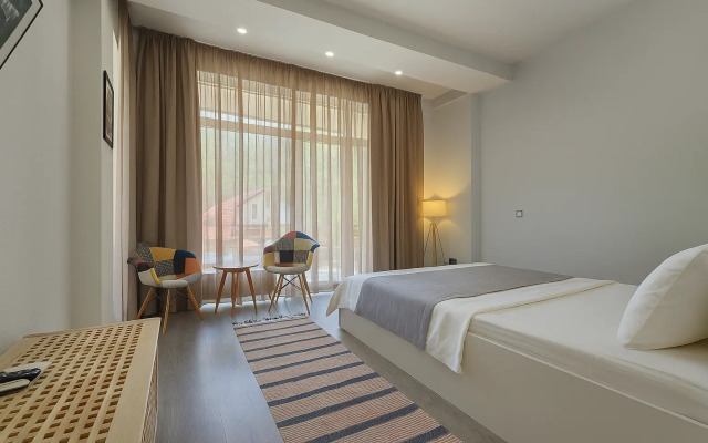 Квартира Студия с витражными окнами с видом на лес и горы