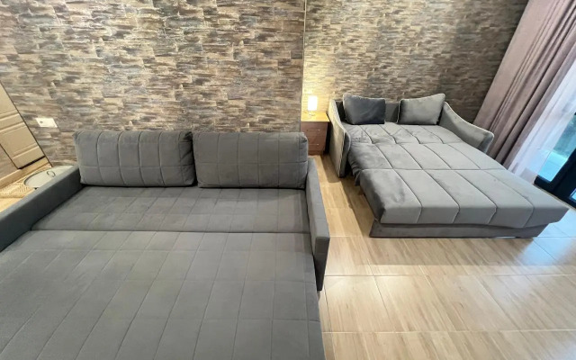 Chetyryokhmestnaya studiya s balkonom i basseynom na territorii Apartments