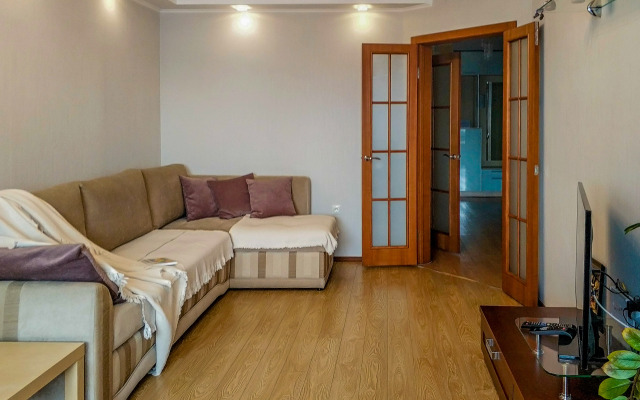 2-Kh Komnatnaya  V Tikhom Tsentre  Flat