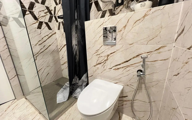 Stilnaya studiya s balkonom na dvoikh Apartments