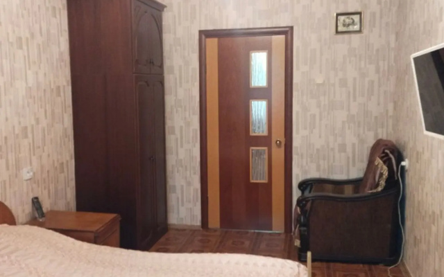 Квартира Трехкомнатная Тобольская 12