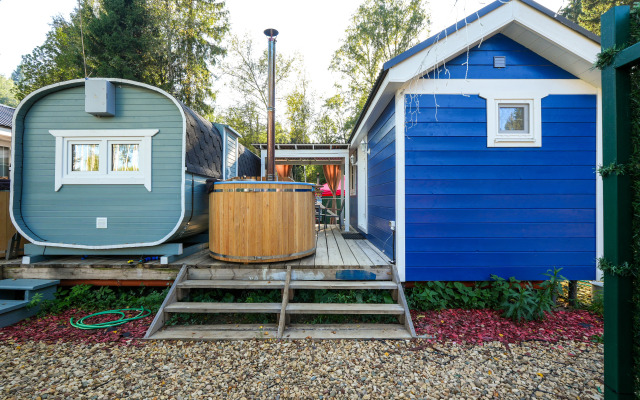 Siniy Domik V Lesu Na Zhivopisnoy Ulitse Glamping