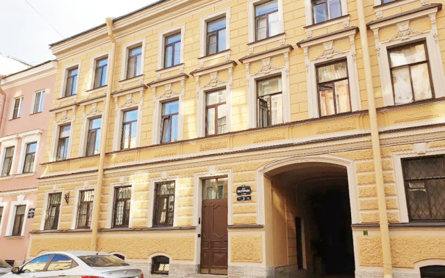 u Griboedova s kodovym dostupom lichnoi kukhnei i ubornoi Flat