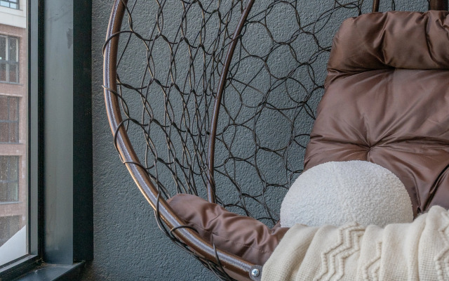 Апартаменты с креслом-коконом на балконе Stepanenkov на Свердлова 32б