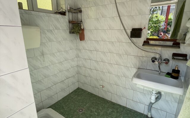 V Tsvetuschem Sadu Private House