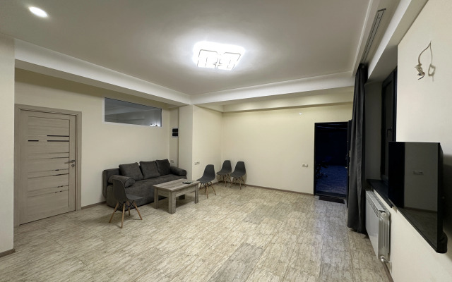 Kamenny Dom na Ulitse Horenatsi Private House