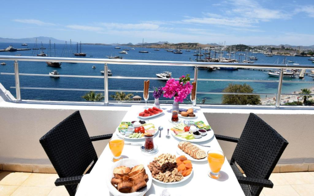 Отель Mia Hill Suites