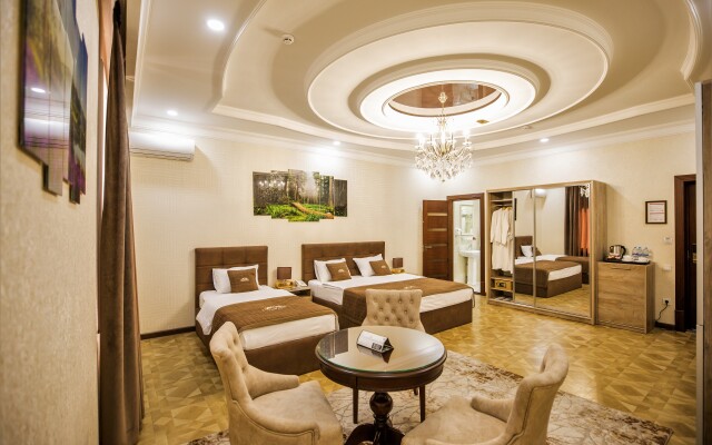 Leader Hotel