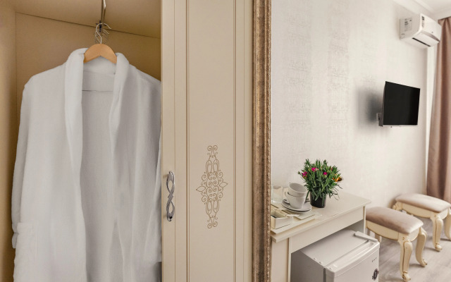 Odin Voznesenskiy Apartments